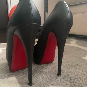 Christian Louboutin Privé peep toe classic